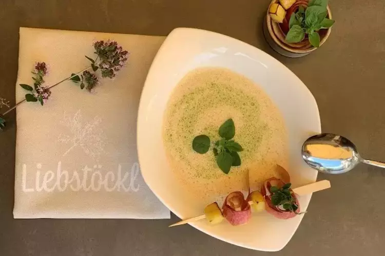 Der Gästefavorit – Selleriecremesuppe mit Majoran und Apfel